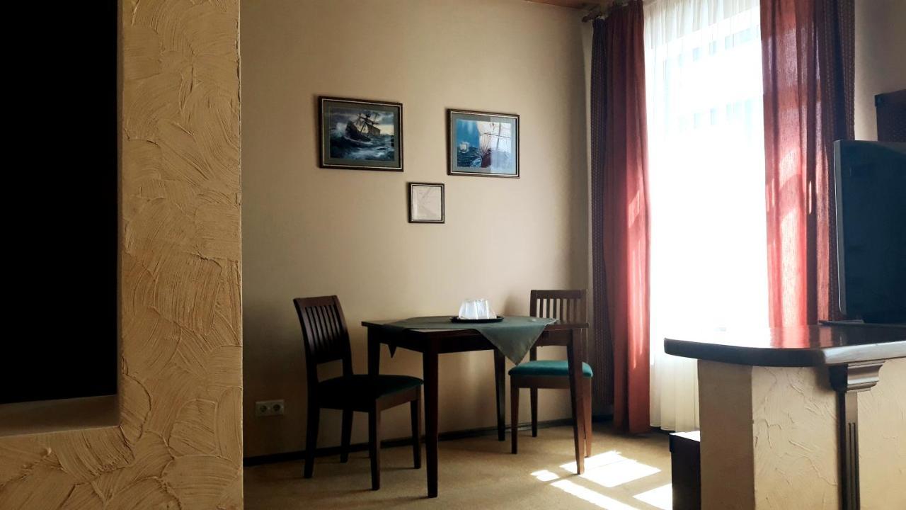 Hotel Letuchiy Gollandets Uschhorod Zimmer foto